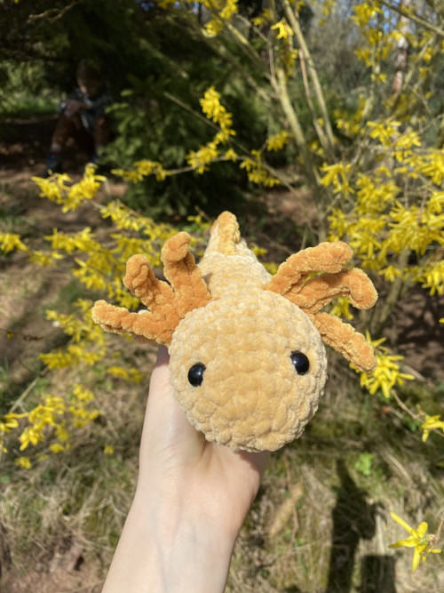 Háčkovaný jantarový axolotl — foto 4