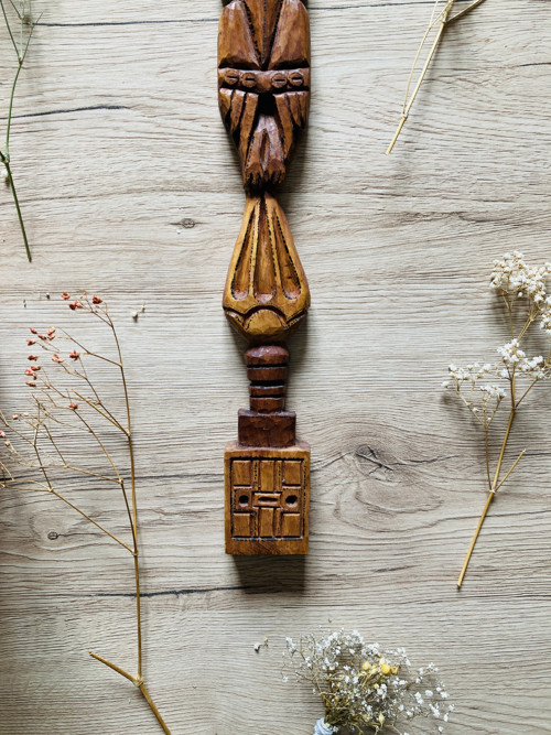Dřevěný vyřezávaný totem — foto 3