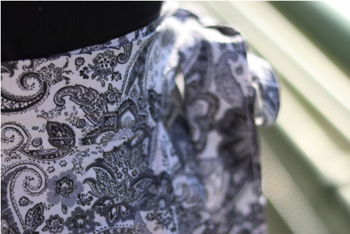Zavinovací sukně, šedé paisley — foto 4