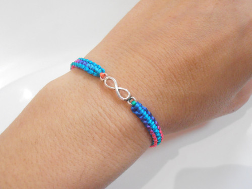 *Duhový Infinity náramek - macramé* — foto 3