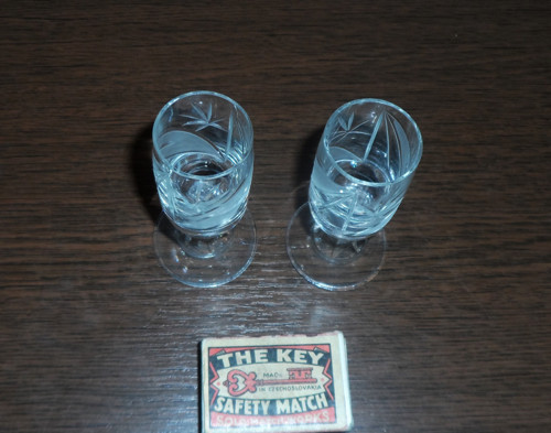 2x SKLENIČKA na nožce, broušená — foto 5