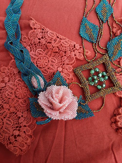 Perleťová růžička s poupětem — foto 2