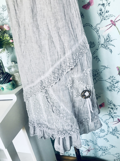 Šaty boho s krajkou v šedi holubí — foto 3
