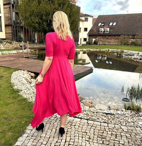Šaty s cípy cyklámen — foto 5
