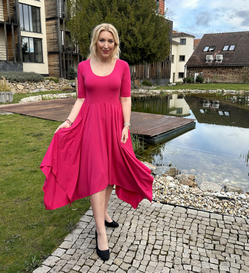 Šaty s cípy cyklámen — foto 2