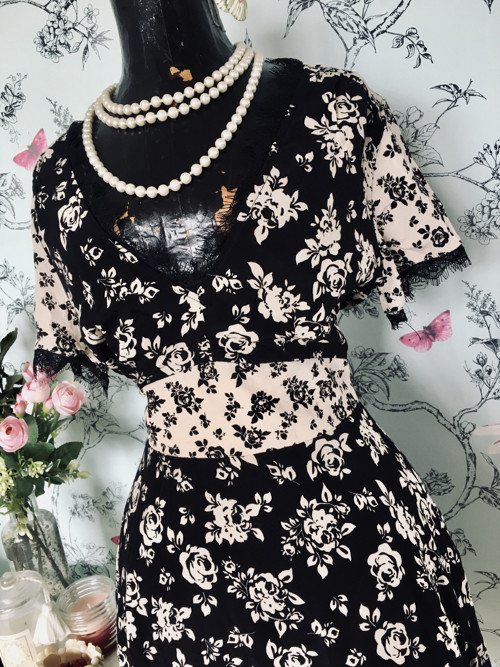 Šaty vintage elegance v černobílé — foto 3