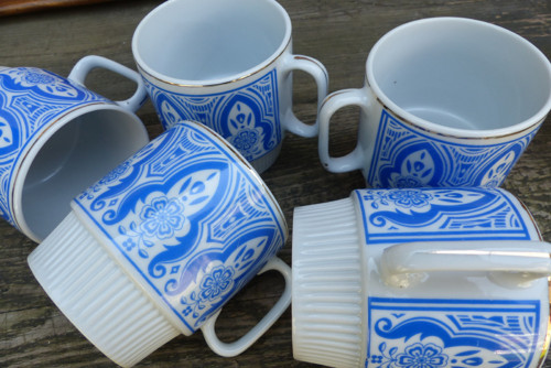 V modré...porcelánový hrnek — foto 6