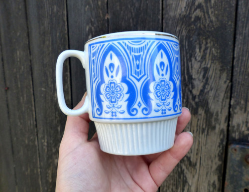 V modré...porcelánový hrnek — foto 3