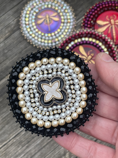 Brož s knoflíkem ve stylu Louis Vuitton černá — foto 3