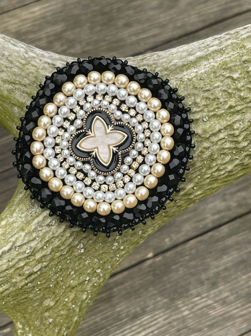 Brož s knoflíkem ve stylu Louis Vuitton černá — foto 4