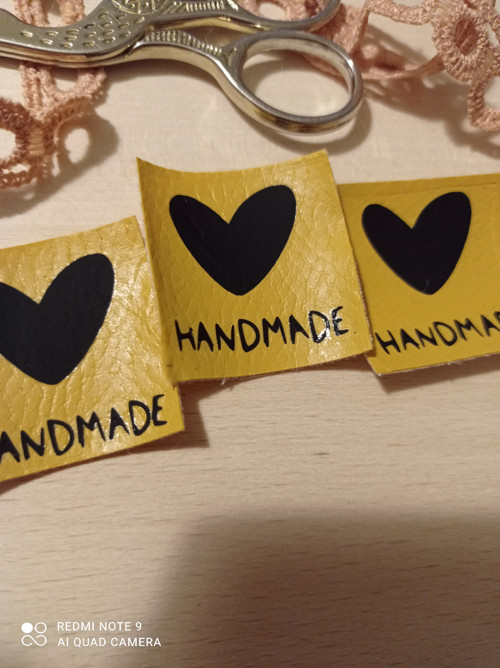 Koženkový štítek Handmade — foto 3