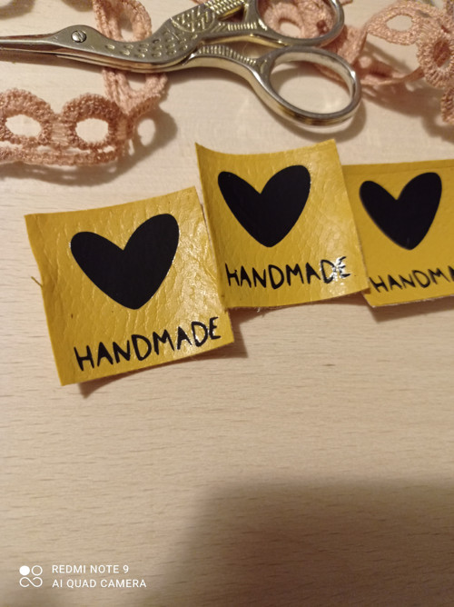 Koženkový štítek Handmade — foto 2