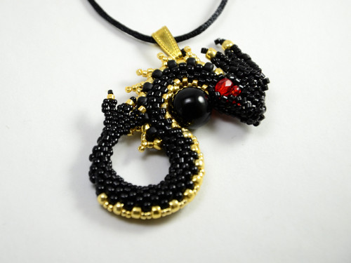 Black onyx v objatí draka — foto 3
