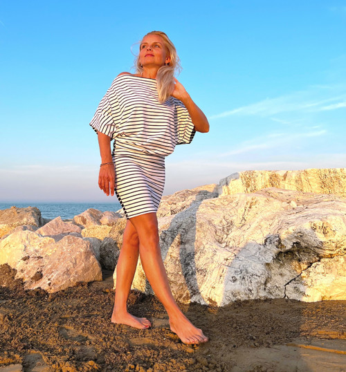 Asymetrické šaty černobílé krátké — foto 3