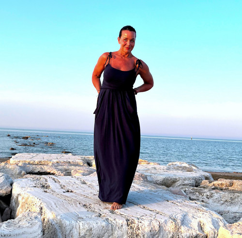 Černé volné šaty na ramínka — foto 3