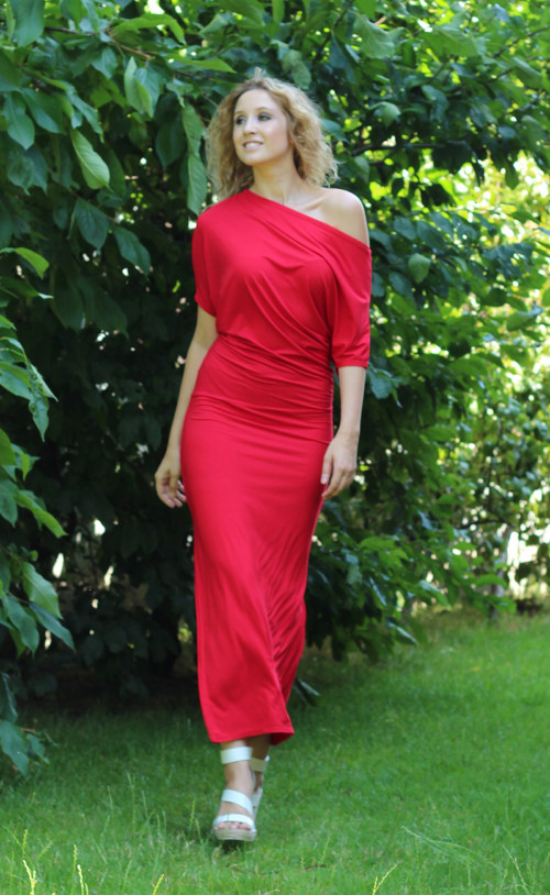 Červené asymetrické šaty — foto 3
