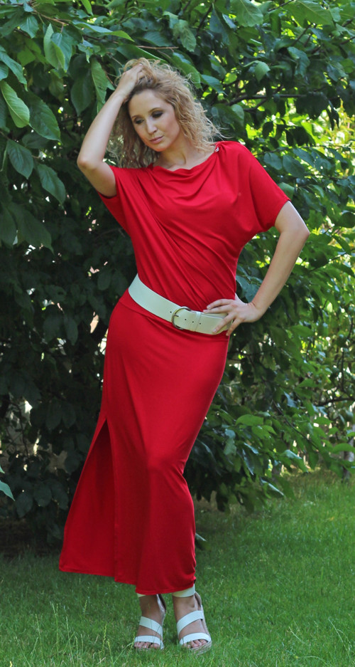 Červené asymetrické šaty — foto 4