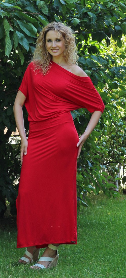 Červené asymetrické šaty — foto 6