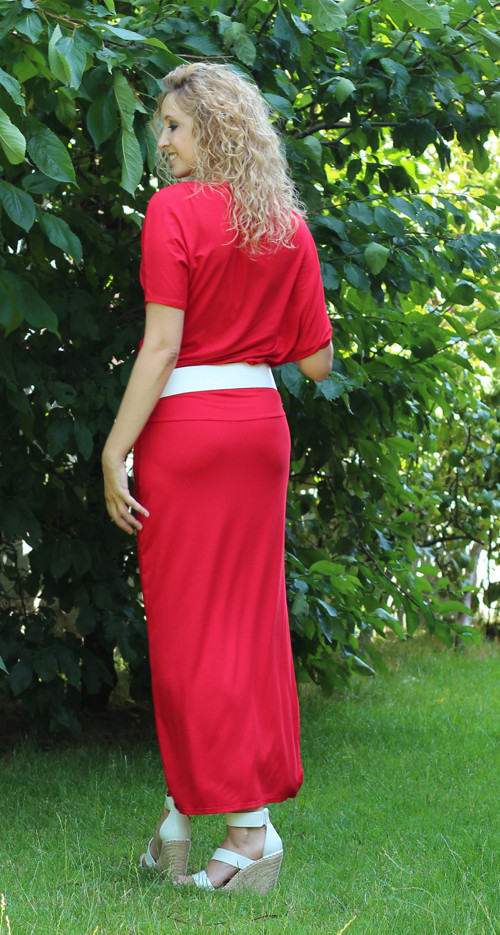 Červené asymetrické šaty — foto 5
