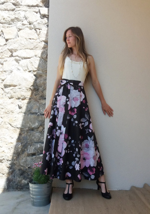 PŮLKOLOVÁ - ČERNÁ S KVĚTY — foto 3