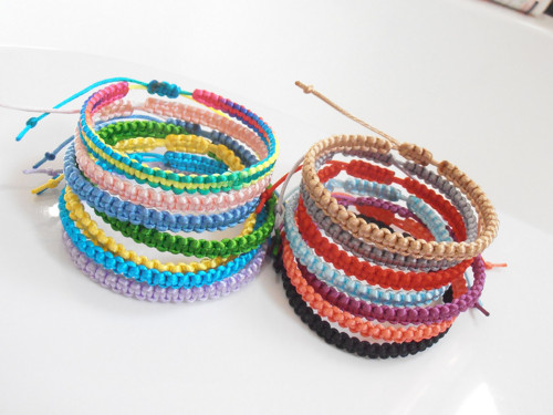 *Saténový macramé náramek - Unisex* — foto 2