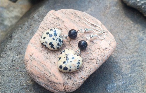 Náušnice srdíčka – Dalmatin a obsidián (4.5 cm) — foto 4