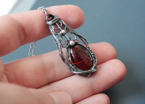 Carmilla ~ Šperk s granátem — foto 3