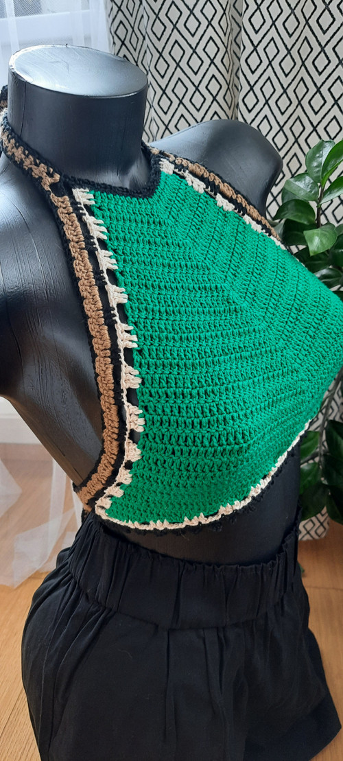 Zelený háčkovaný crop-top . — foto 4