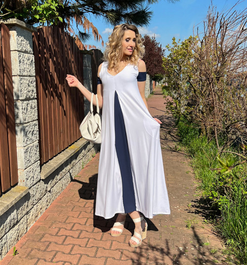 Dlouhé šaty s modrým protiskladem — foto 4