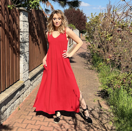 Dlouhé červené šaty s protiskladem — foto 4