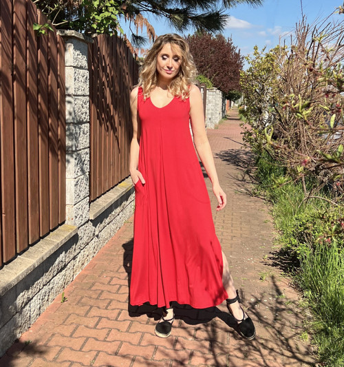 Dlouhé červené šaty s protiskladem — foto 5