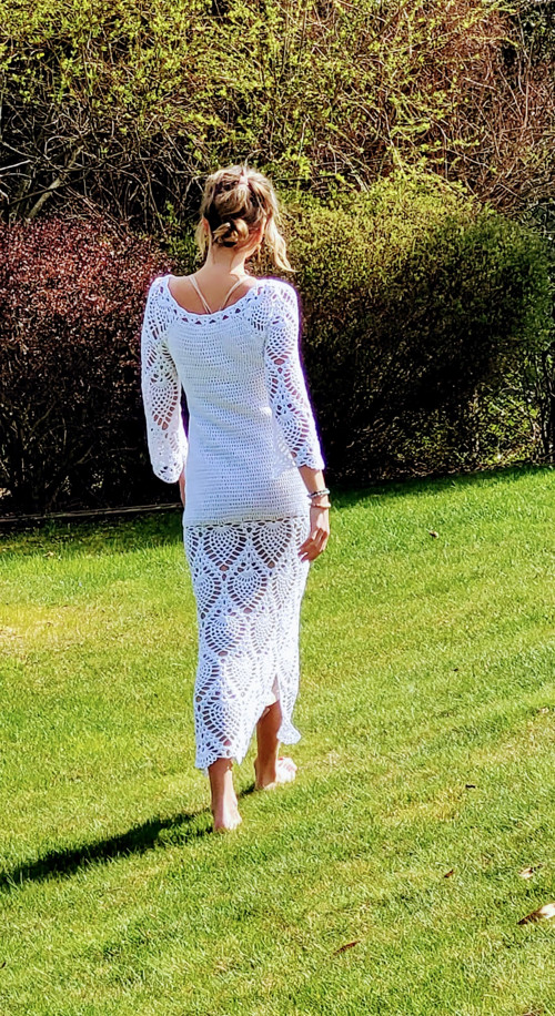 Bílé háčkované šaty — foto 3