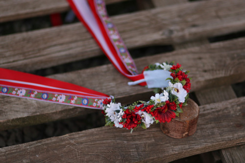 Lidová folk čelenka se stuhami — foto 2