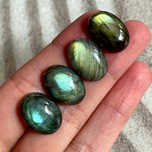 Labradorit kabošon ovál / 18x13mm — foto 2