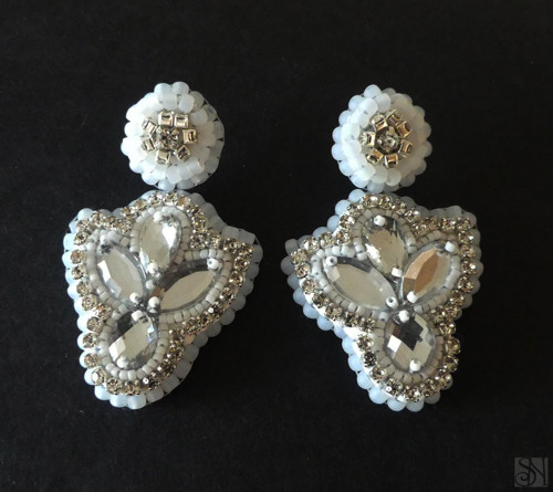 Biele elegantné šité náušnice - svadobné — foto 4