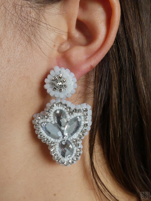 Biele elegantné šité náušnice - svadobné — foto 3
