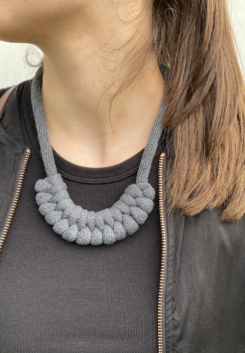 Šňůrový náhrdelník “Macrame” antracit — foto 2
