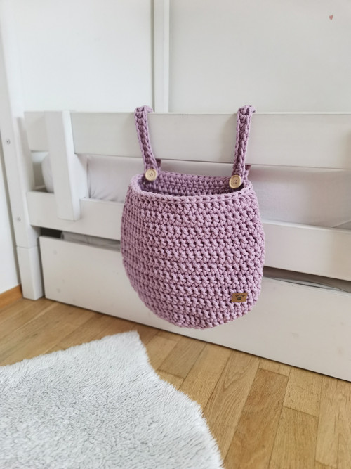 Háčkovaný kapsář na postýlku- šeříkový — foto 5