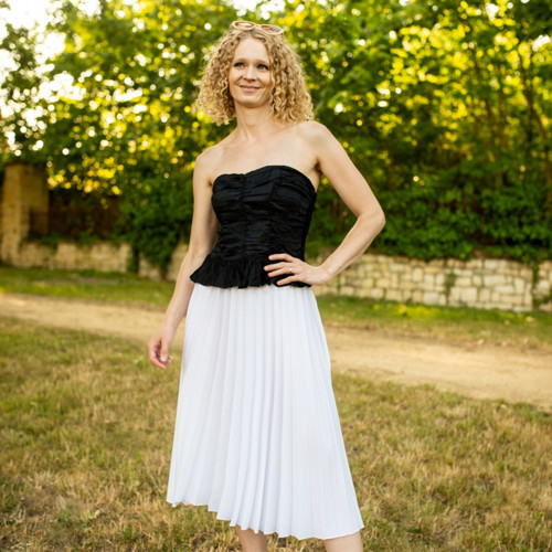 Bílá plisovaná sukně — foto 3