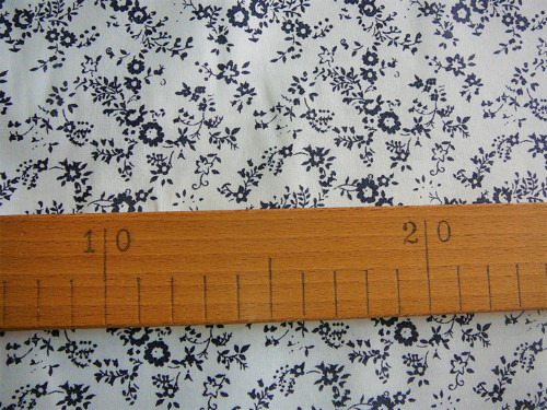 Metráž - tmavě modré kytičky - šíře 140cm — foto 2