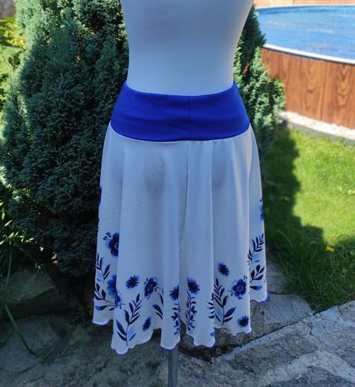 Kolová sukýnka modré kvítí — foto 3