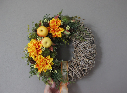 Podzimní věneček s astrami a jablíčky — foto 3