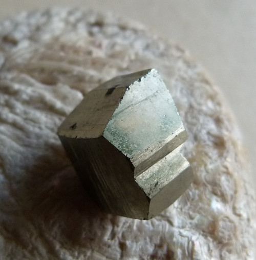 Pyrit krystal - 2,3 cm (P1) — foto 2