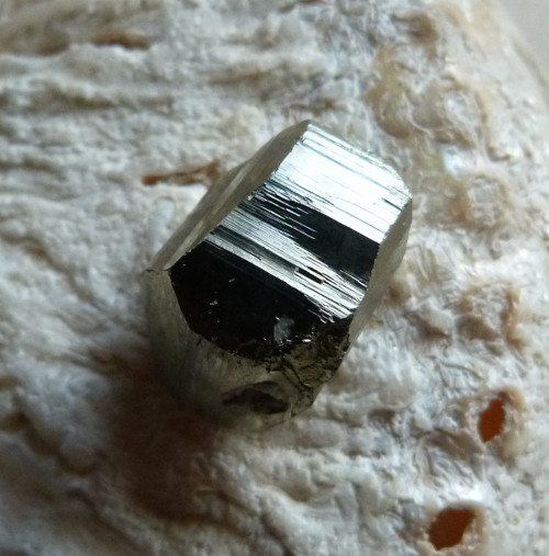 Pyrit krystal - 2 cm (P2) — foto 2