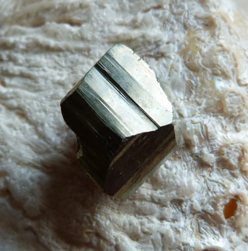 Pyrit krystal - 2 cm (P2) — foto 3