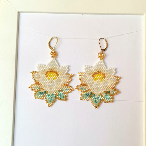 White Lotus Flower Beaded Earrings — foto 3