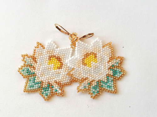 White Lotus Flower Beaded Earrings — foto 6