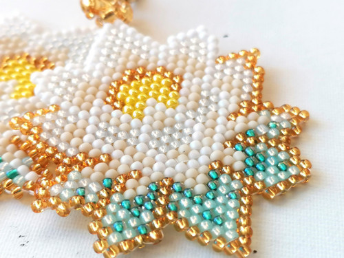 White Lotus Flower Beaded Earrings — foto 5