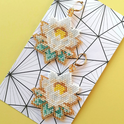 White Lotus Flower Beaded Earrings — foto 4