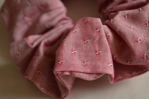 Růžová scrunchie gumička — foto 2